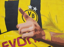 Fassadenbeschriftung BVB Dortmund, Detail - Hand von Reus Wandmalerei, Wandbemalung, Wandgemälde, Wandbild, Fassadenmalerei, Fassaden, Bilder, Fassaden, Gestaltung, Street Art, Graffiti, BVB, Champions League 2013, Marco Reus, Borussia, PUMA, smart art, Airbrusher Martin Dippel, Dortmund