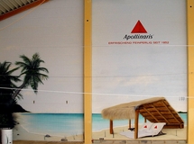 Indoor Beachcenter Berlin, Innenwand mit Apollinaris Werbung Wandmalerei, Wandbemalung, Wandgemälde, Hallenbemalung, Wandbild, Strandbild, Strand, Beachhalle, Fassadenmalerei, Fassadenbilder, Strandlandschaft, Airbrushdesign, smart art, Airbrusher Martin Dippel, Hamburg, Berlin, Ruhrgebiet