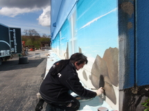 Blue Beach Witten, Detail Arbeite an der Außenfassade Wandmalerei, Wandbemalung, Wandgemälde, Hallenbemalung, Wandbild, Strandbild, Strand, Beachhalle, Fassadenmalerei, Fassadenbilder, Strandlandschaft, Airbrushdesign, smart art, Airbrusher Martin Dippel, Hamburg, Berlin, Ruhrgebiet